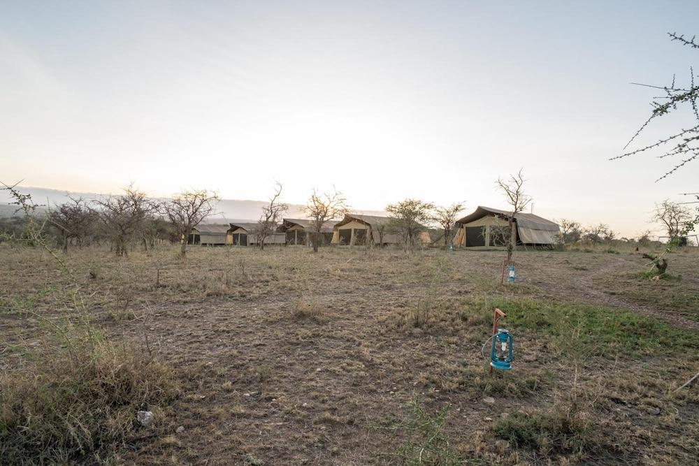 Serengeti Wildebeest Camp Hotel Exterior photo